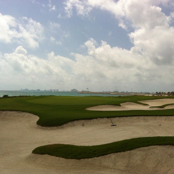 Das Foto wurde bei Puerto Cancún Golf Club von Juan T. am 4/13/2014 aufgenommen