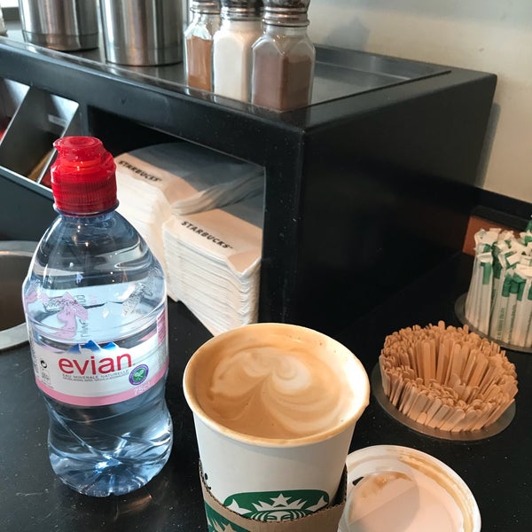 รูปภาพถ่ายที่ Starbucks โดย Cluelinary เมื่อ 5/12/2018