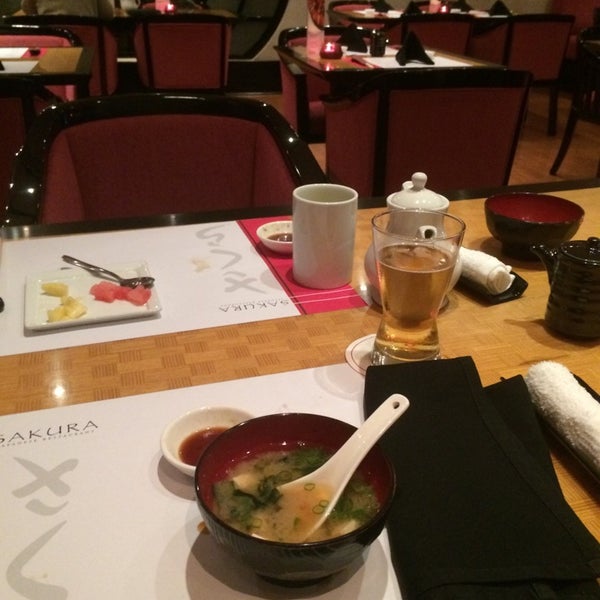 Снимок сделан в Sakura Japanese Restaurant пользователем Scott R. 4/25/2014
