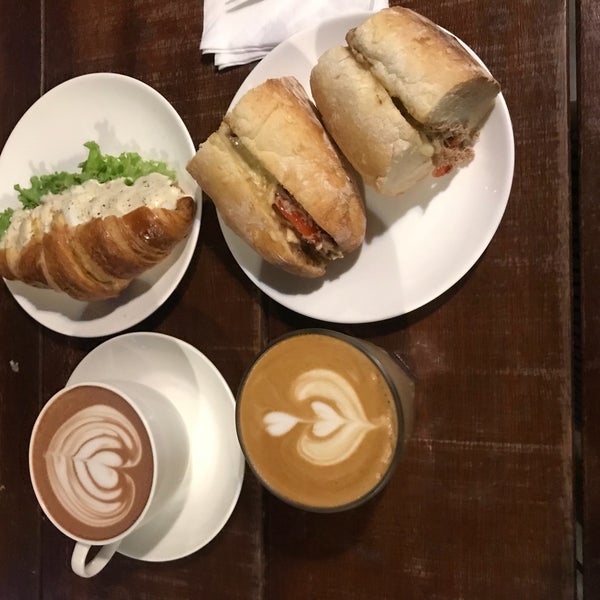 4/29/2018 tarihinde Maggie T.ziyaretçi tarafından Three Little Birds Coffee'de çekilen fotoğraf