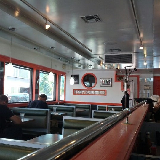 Foto tomada en Star On 18 Diner Cafe  por Pedro C. el 9/25/2012