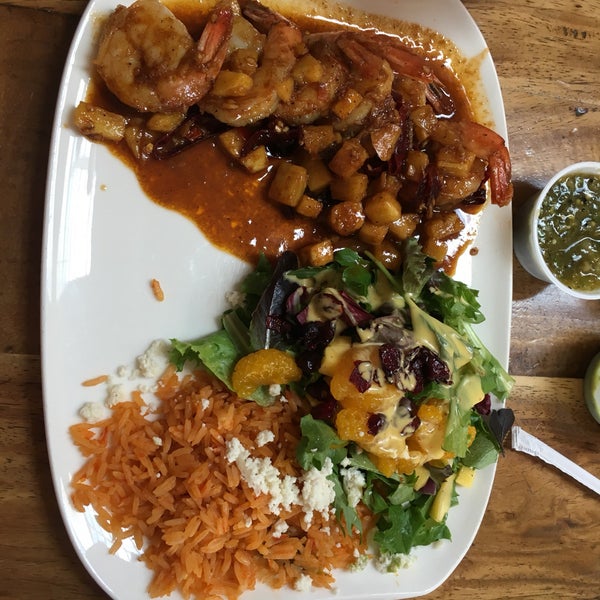9/3/2017 tarihinde Cheryl T.ziyaretçi tarafından Los Agaves Restaurant'de çekilen fotoğraf