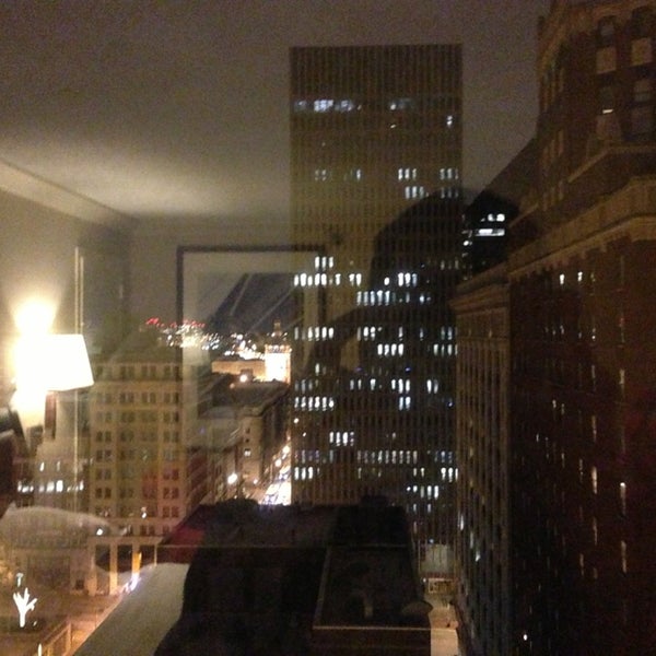 Foto diambil di Baltimore Harbor Hotel oleh I/G/O/R 꿈. pada 12/27/2012