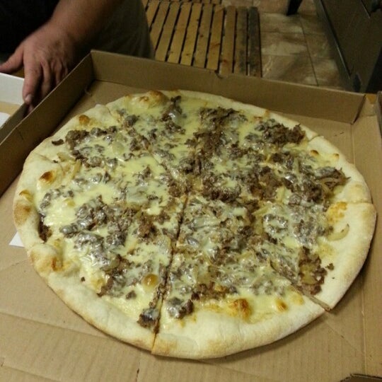Foto tirada no(a) Inzillo&#39;s Pizza por Chris C. em 2/1/2013