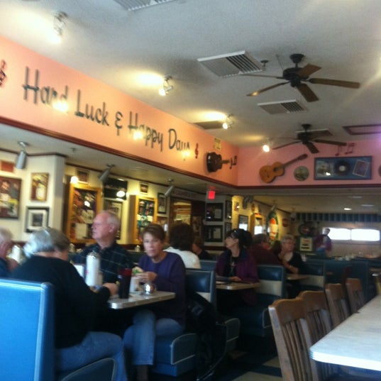 Снимок сделан в Mel&#39;s Hard Luck Diner пользователем Antoinette B. 12/6/2012