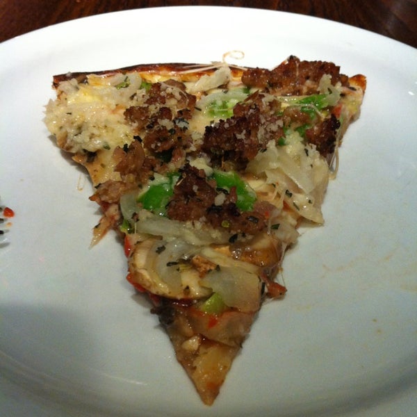 Снимок сделан в Patxi’s Pizza пользователем Chad B. 12/29/2012