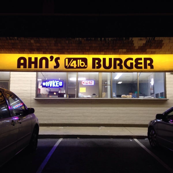 Das Foto wurde bei Ahn&#39;s Quarter Pound Burger von Byron W. am 1/29/2016 aufgenommen