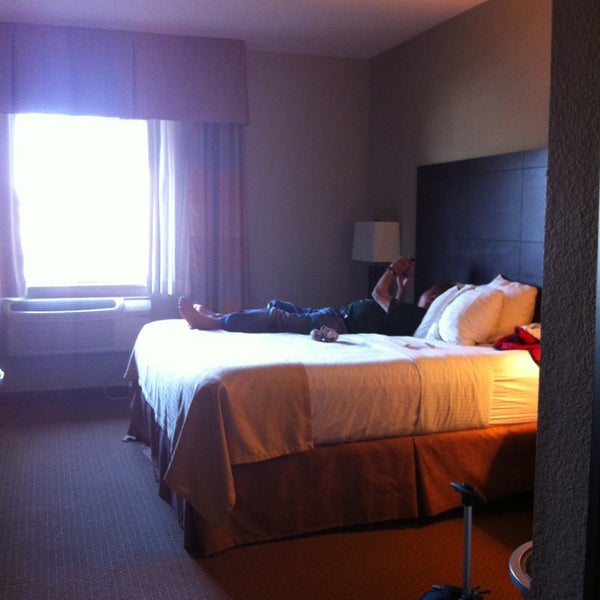 Foto diambil di Holiday Inn &amp; Suites Green Bay Stadium, an IHG Hotel oleh Chompuporn S. pada 4/26/2013