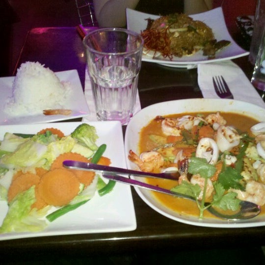 11/12/2012 tarihinde Michael B.ziyaretçi tarafından Udom Thai Restaurant &amp; Bar'de çekilen fotoğraf