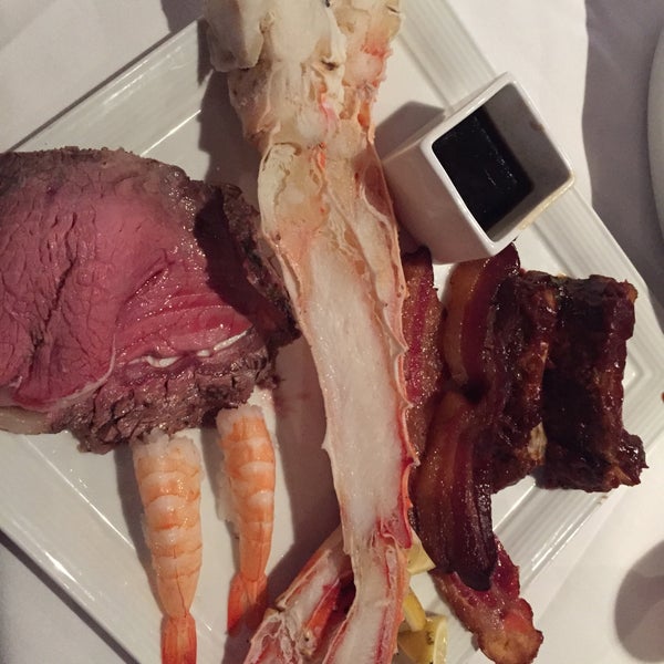 Photo prise au Manhattan Steak &amp; Seafood par Keira W. le7/26/2015