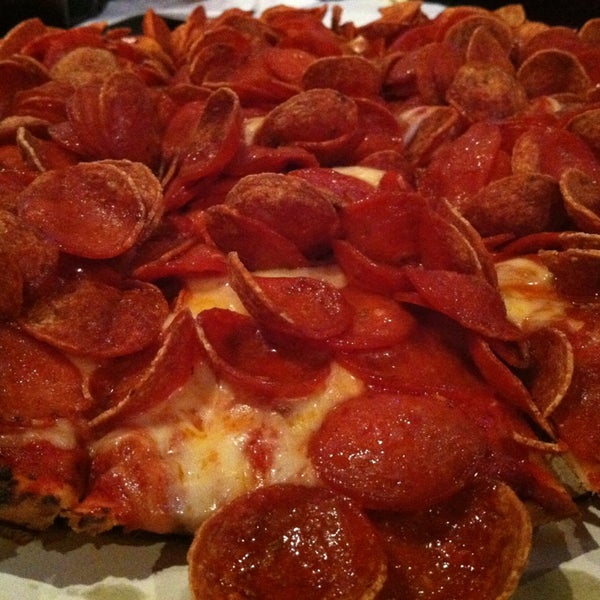 รูปภาพถ่ายที่ Kingy&#39;s Pizza โดย Kim Y. เมื่อ 2/1/2013