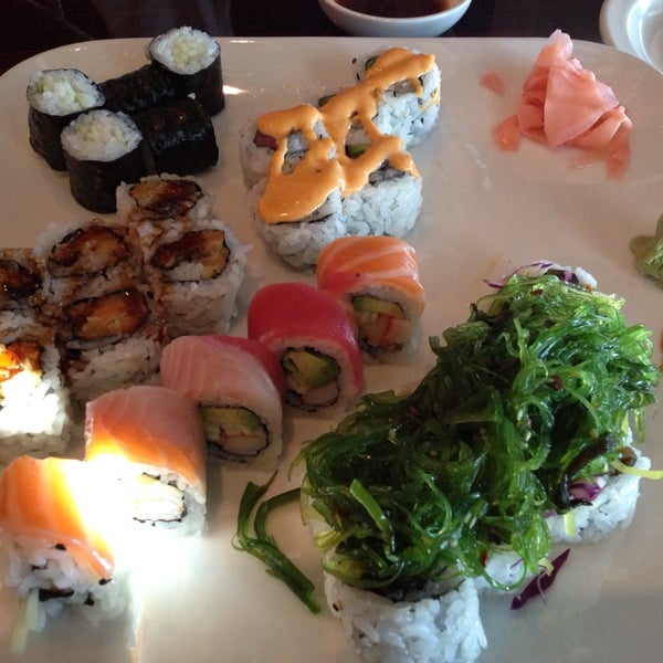 รูปภาพถ่ายที่ Sushi On The Rocks โดย Tim J. เมื่อ 8/1/2013