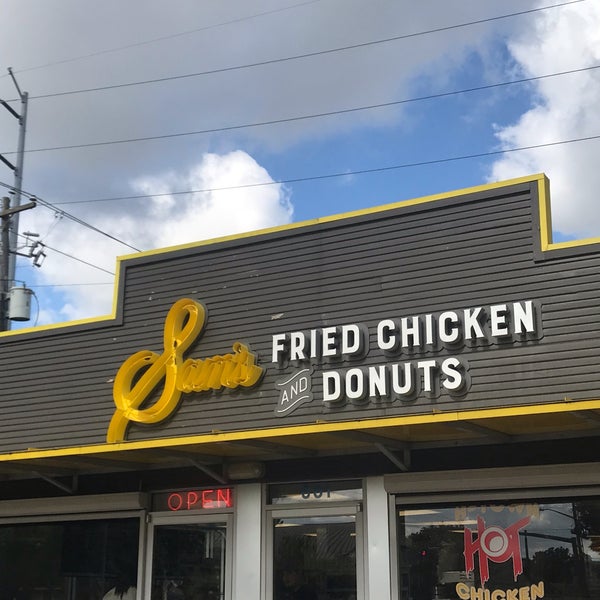 4/28/2019 tarihinde Kristen H.ziyaretçi tarafından Sam&#39;s Fried Chicken &amp; Donuts'de çekilen fotoğraf