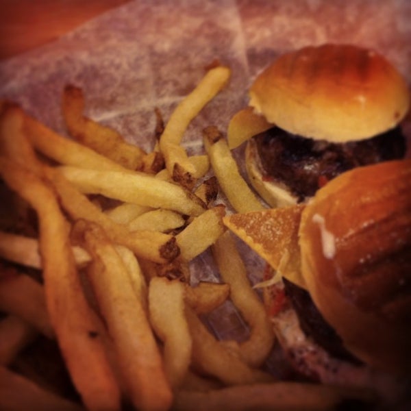 11/20/2013 tarihinde Matt R.ziyaretçi tarafından Burger Creations'de çekilen fotoğraf