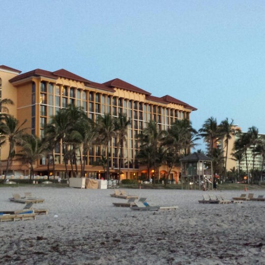 รูปภาพถ่ายที่ Wyndham Deerfield Beach Resort โดย AL C. เมื่อ 4/1/2014