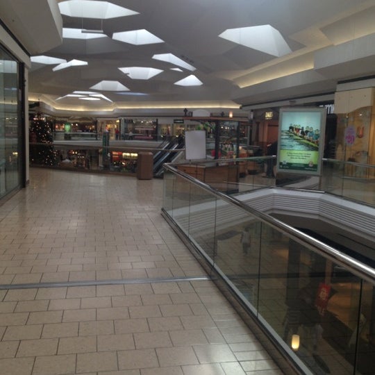 12/6/2012 tarihinde Bjourn L.ziyaretçi tarafından Lakeforest Mall'de çekilen fotoğraf