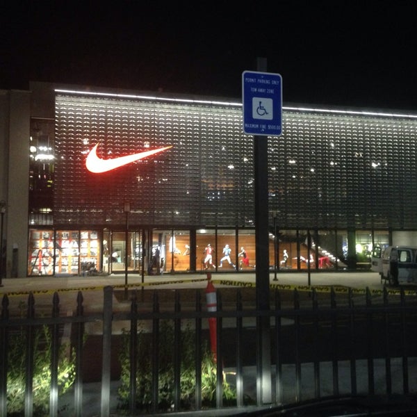 nike store lenox running man