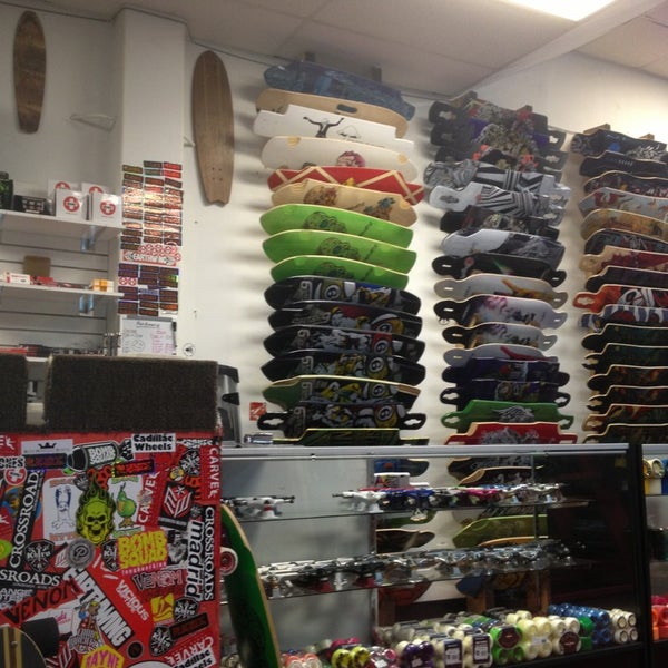 รูปภาพถ่ายที่ Carve Skate Shop โดย Greg N. เมื่อ 12/27/2012