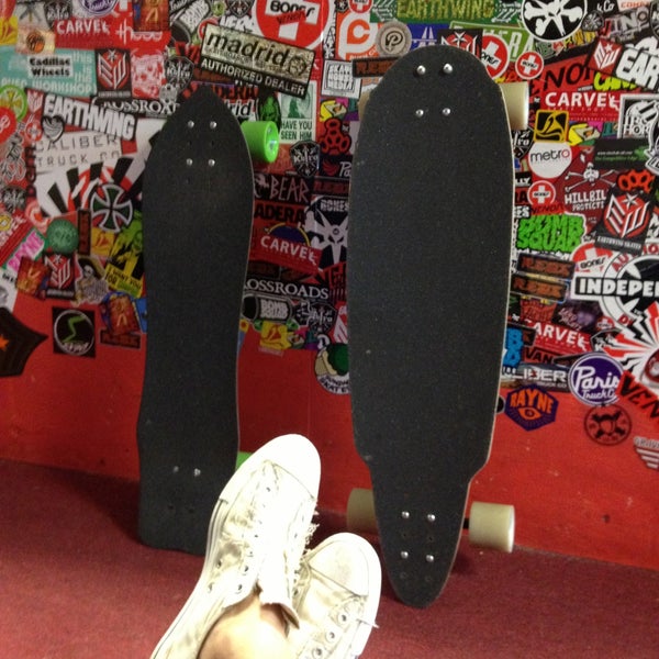 รูปภาพถ่ายที่ Carve Skate Shop โดย Greg N. เมื่อ 5/12/2013