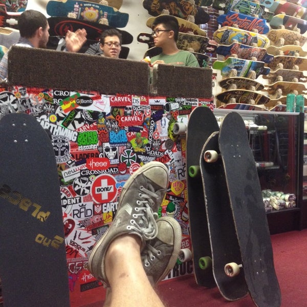 Das Foto wurde bei Carve Skate Shop von Greg N. am 6/28/2014 aufgenommen