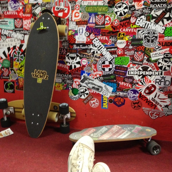 4/27/2013에 Greg N.님이 Carve Skate Shop에서 찍은 사진
