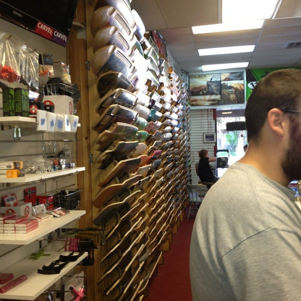 รูปภาพถ่ายที่ Carve Skate Shop โดย Greg N. เมื่อ 8/24/2013