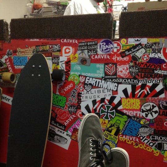 Das Foto wurde bei Carve Skate Shop von Greg N. am 12/16/2012 aufgenommen