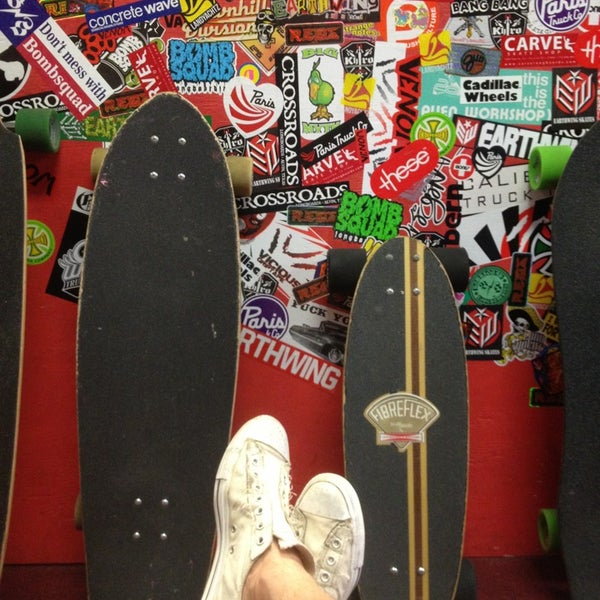 รูปภาพถ่ายที่ Carve Skate Shop โดย Greg N. เมื่อ 3/23/2013