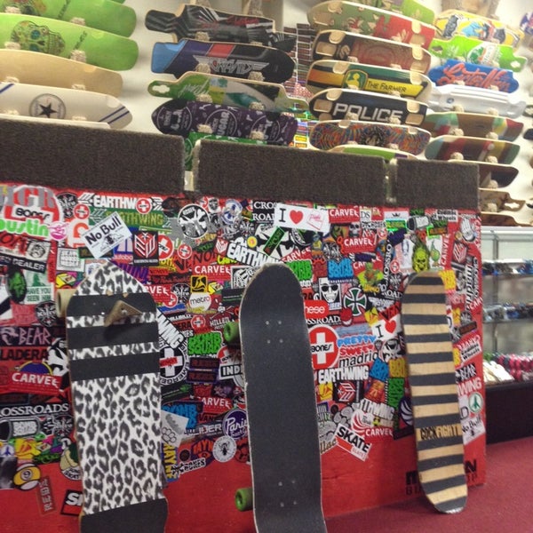 รูปภาพถ่ายที่ Carve Skate Shop โดย Greg N. เมื่อ 1/7/2014