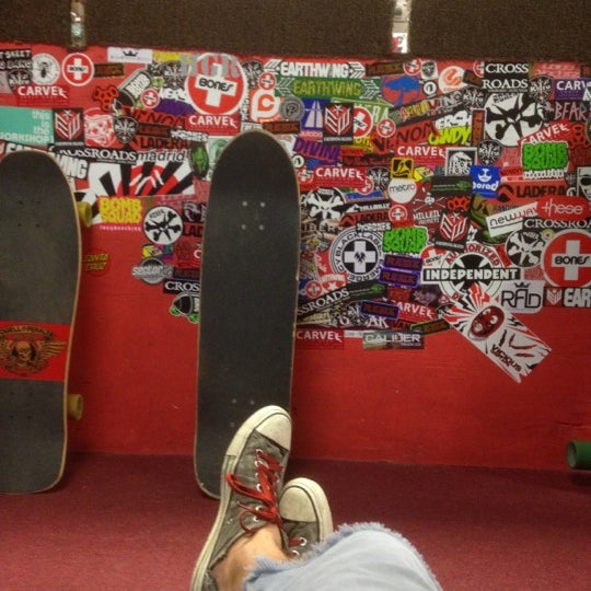 รูปภาพถ่ายที่ Carve Skate Shop โดย Greg N. เมื่อ 11/4/2012