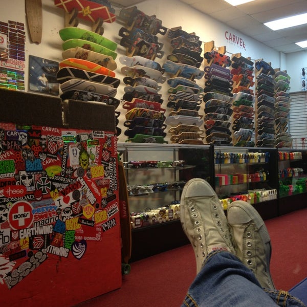 รูปภาพถ่ายที่ Carve Skate Shop โดย Greg N. เมื่อ 2/14/2013