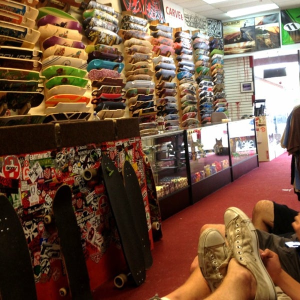 รูปภาพถ่ายที่ Carve Skate Shop โดย Greg N. เมื่อ 8/25/2013