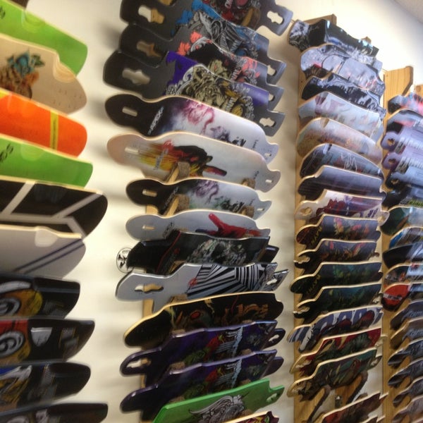 รูปภาพถ่ายที่ Carve Skate Shop โดย Greg N. เมื่อ 1/27/2013