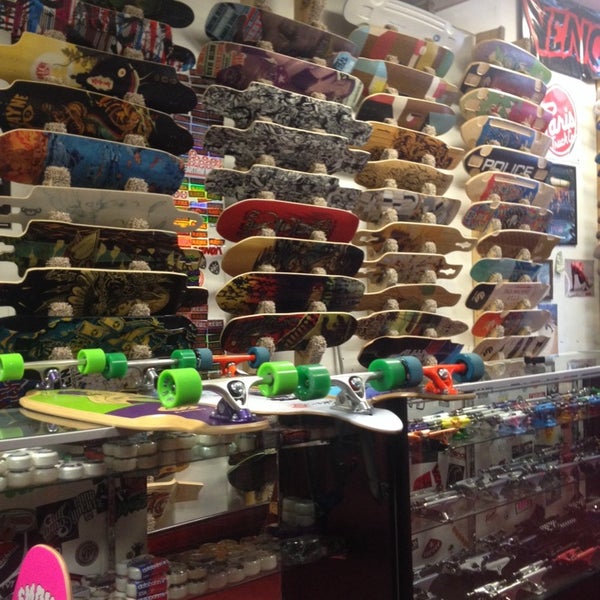 Das Foto wurde bei Carve Skate Shop von Greg N. am 9/6/2014 aufgenommen