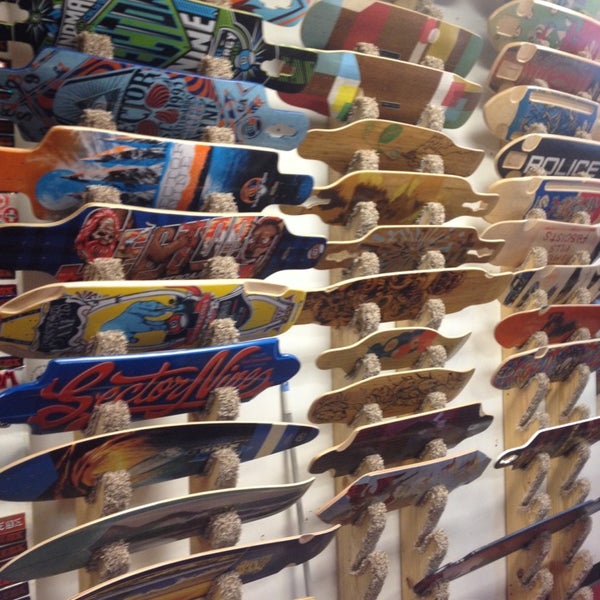 รูปภาพถ่ายที่ Carve Skate Shop โดย Greg N. เมื่อ 7/5/2014