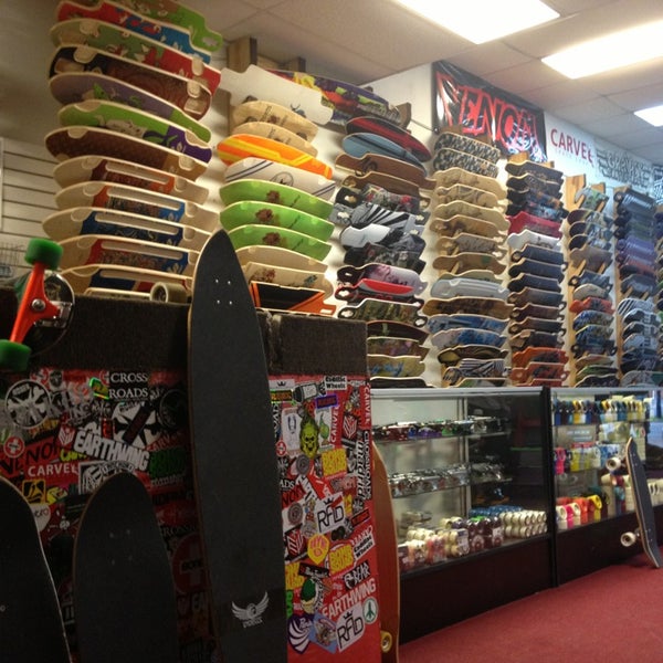 รูปภาพถ่ายที่ Carve Skate Shop โดย Greg N. เมื่อ 6/9/2013