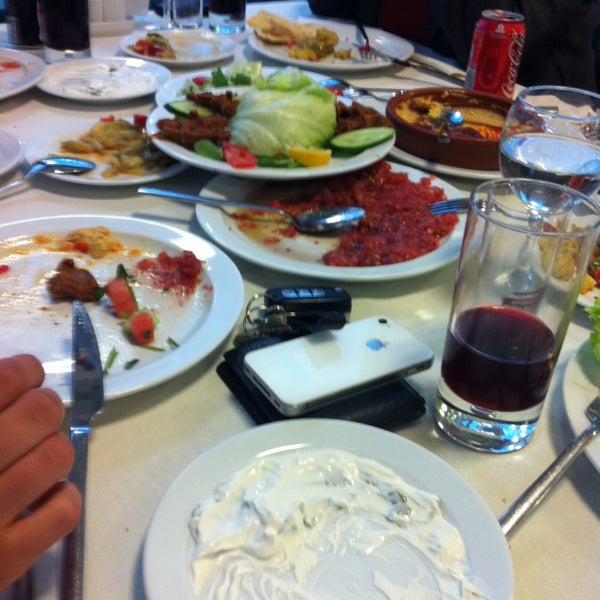 Снимок сделан в Adanalı Hasan Kolcuoğlu Restaurant пользователем nahit z. 4/16/2013