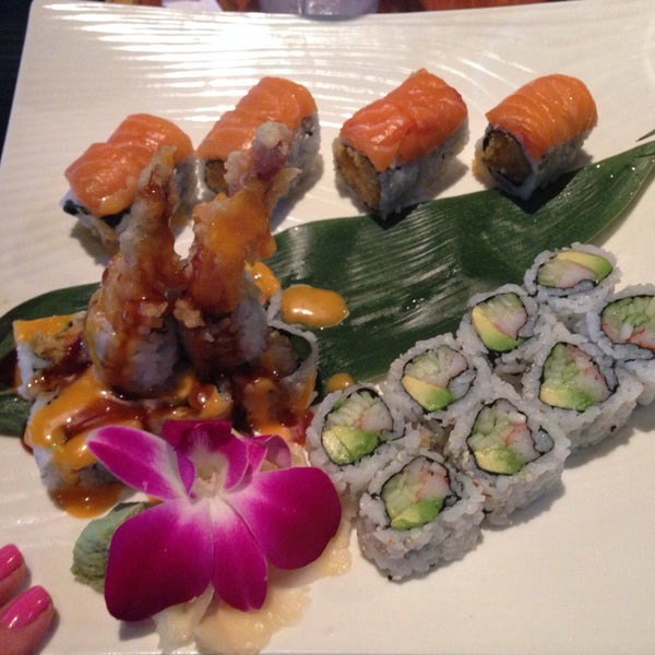 Foto diambil di Fuji Steak &amp; Sushi Tennessee oleh Erin pada 3/22/2014