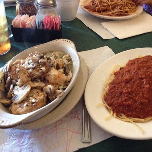 รูปภาพถ่ายที่ Volare Italian Restaurant โดย Justin S. เมื่อ 5/13/2014