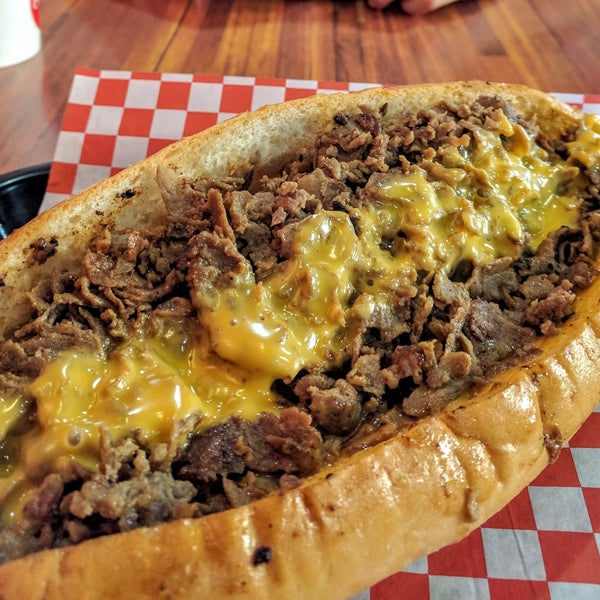 Photo prise au ForeFathers Gourmet Cheesesteaks &amp; Fries par The Nick Bastian Team -. le9/16/2017