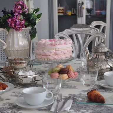 Classical afternoon tea like a scene out of a movie! Try the midsummer's peach black tea.