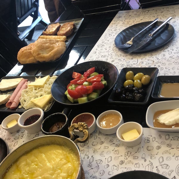 Photo taken at Siyah Cafe &amp; Breakfast by Mert on 1/29/2022