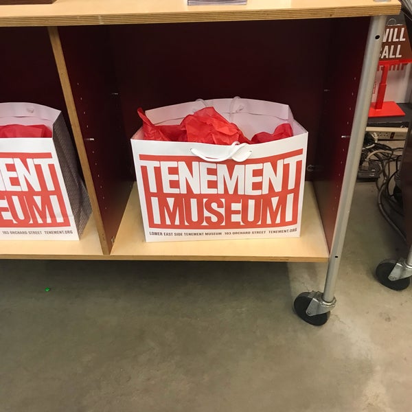 Foto diambil di Tenement Museum oleh David F. pada 12/8/2018