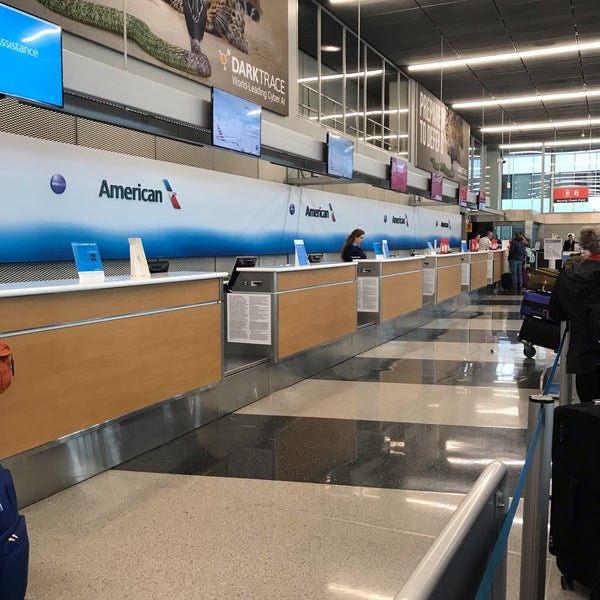 รูปภาพถ่ายที่ American Airlines Ticket Counter โดย David F. เมื่อ 5/11/2019