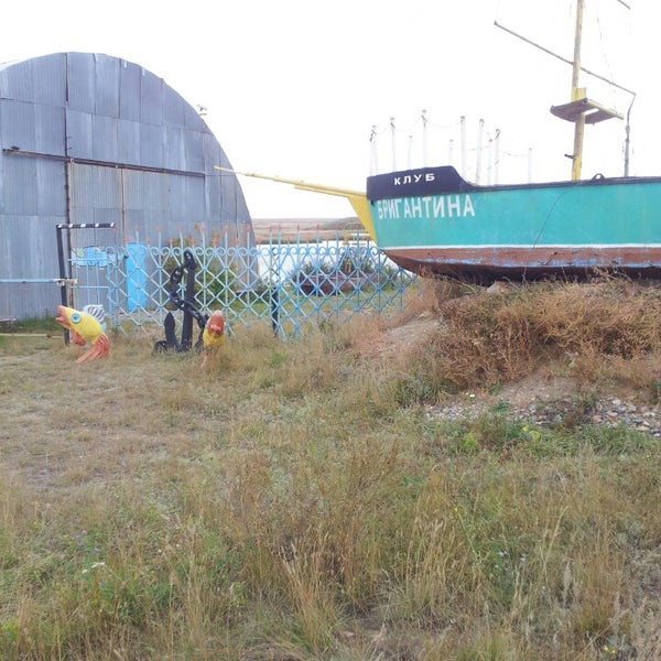 у лодочной станции было 15 яхт