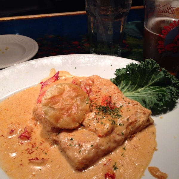 Снимок сделан в Lobster Pot Restaurant пользователем Melody T. 10/25/2013