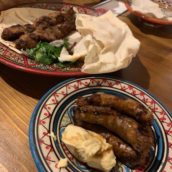 Foto scattata a Leila&#39;s Authentic Lebanese Cuisine da Rafael R. il 10/10/2019
