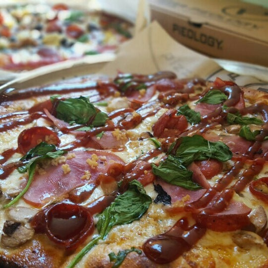 Foto tirada no(a) Pieology Pizzeria, The Market Place por Ruby M. em 10/14/2015