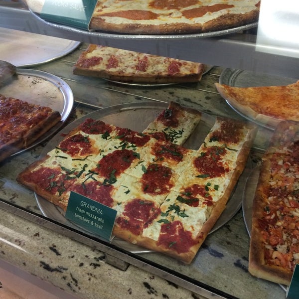 Foto scattata a Krispy Pizza - Brooklyn da Eric H. il 7/20/2014