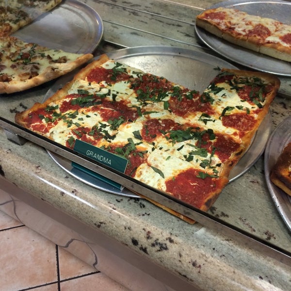 6/23/2014 tarihinde Eric H.ziyaretçi tarafından Krispy Pizza - Brooklyn'de çekilen fotoğraf